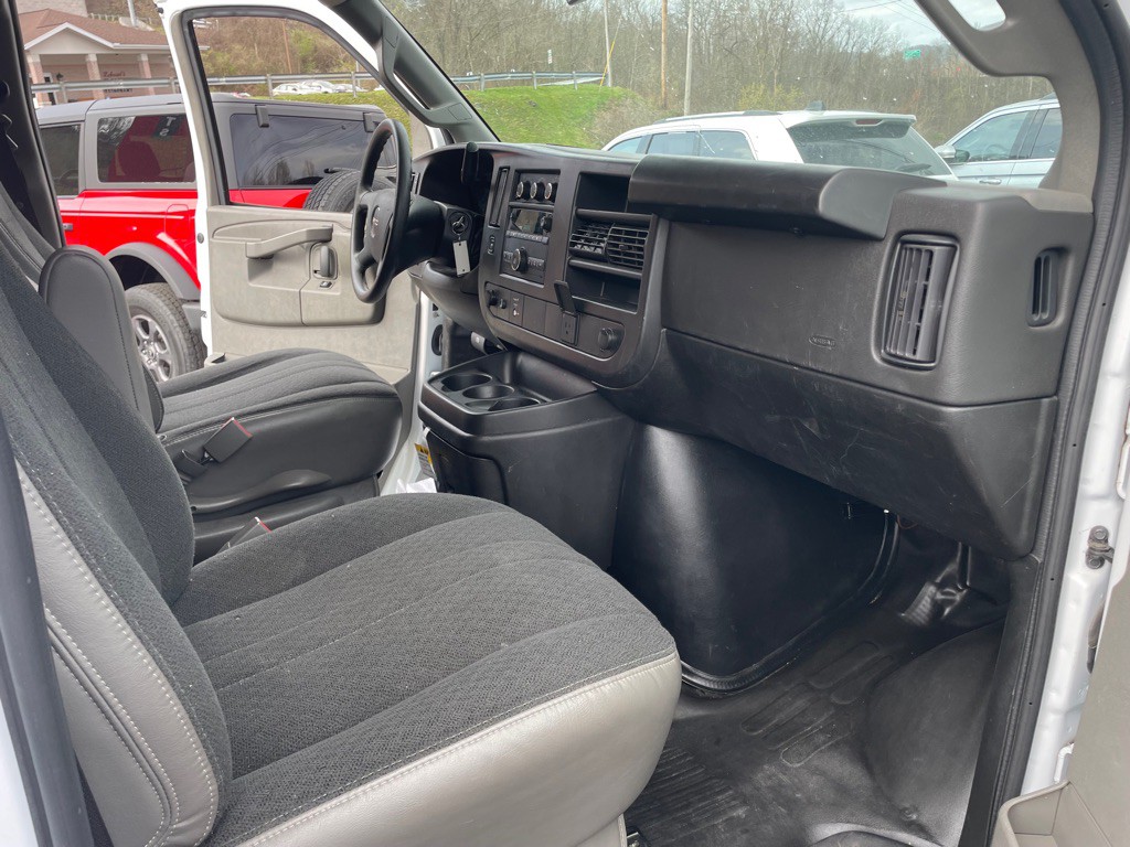 2024 GMC Savana Image 17