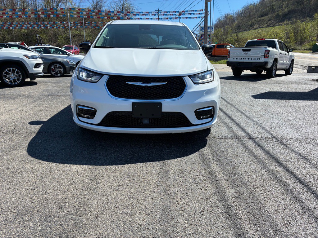 2024 Chrysler Pacifica Image 2
