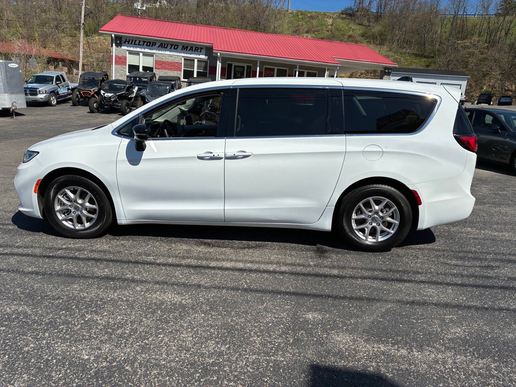 2024 Chrysler Pacifica Image 3