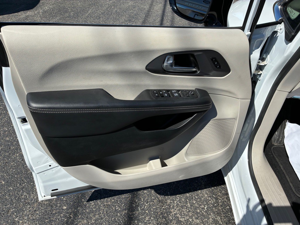 2024 Chrysler Pacifica Image 5