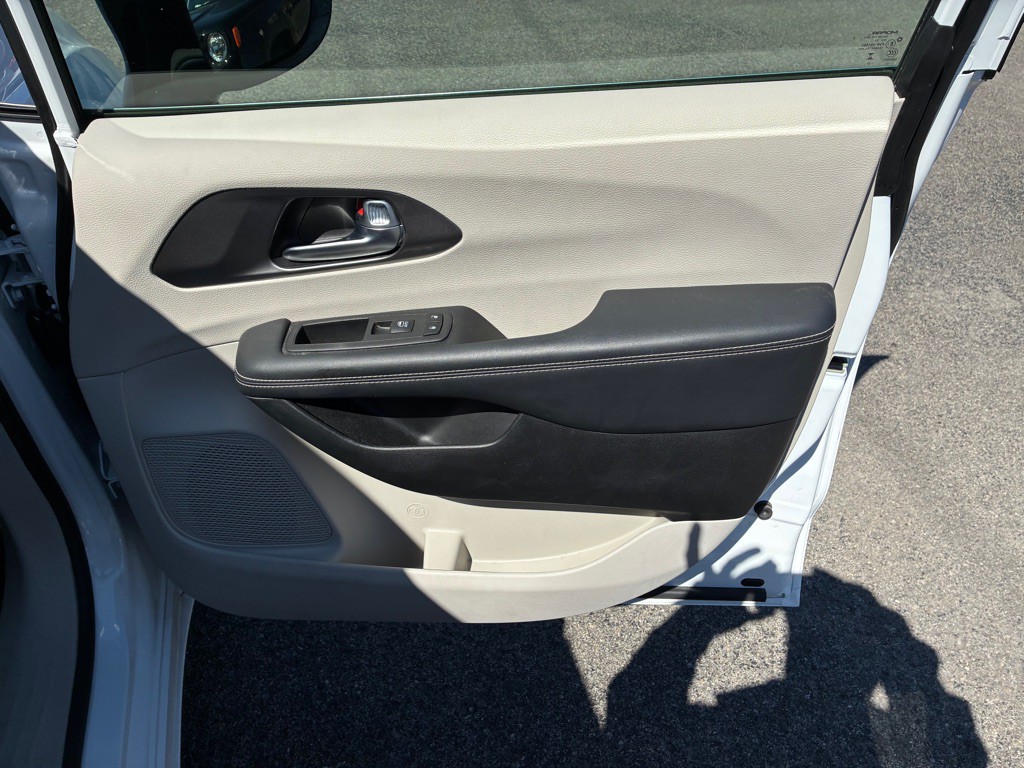 2024 Chrysler Pacifica Image 6