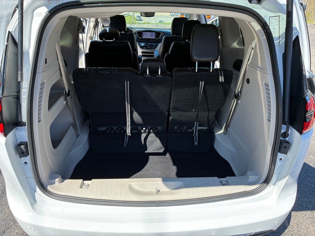 2024 Chrysler Pacifica Image 8