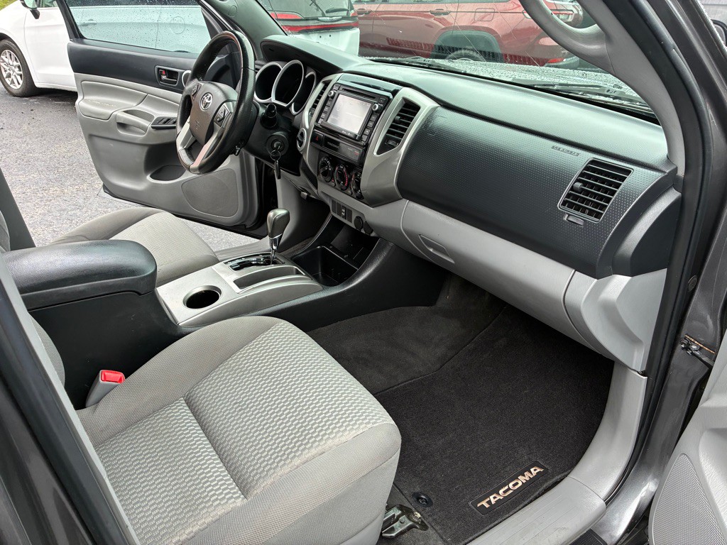 2015 Toyota Tacoma Image 17