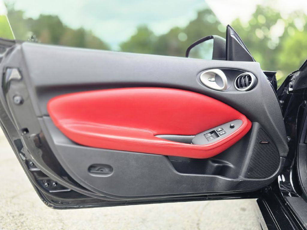 2014 Nissan 370Z Image 31