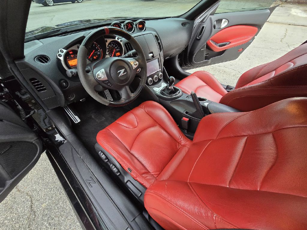 2014 Nissan 370Z Image 32