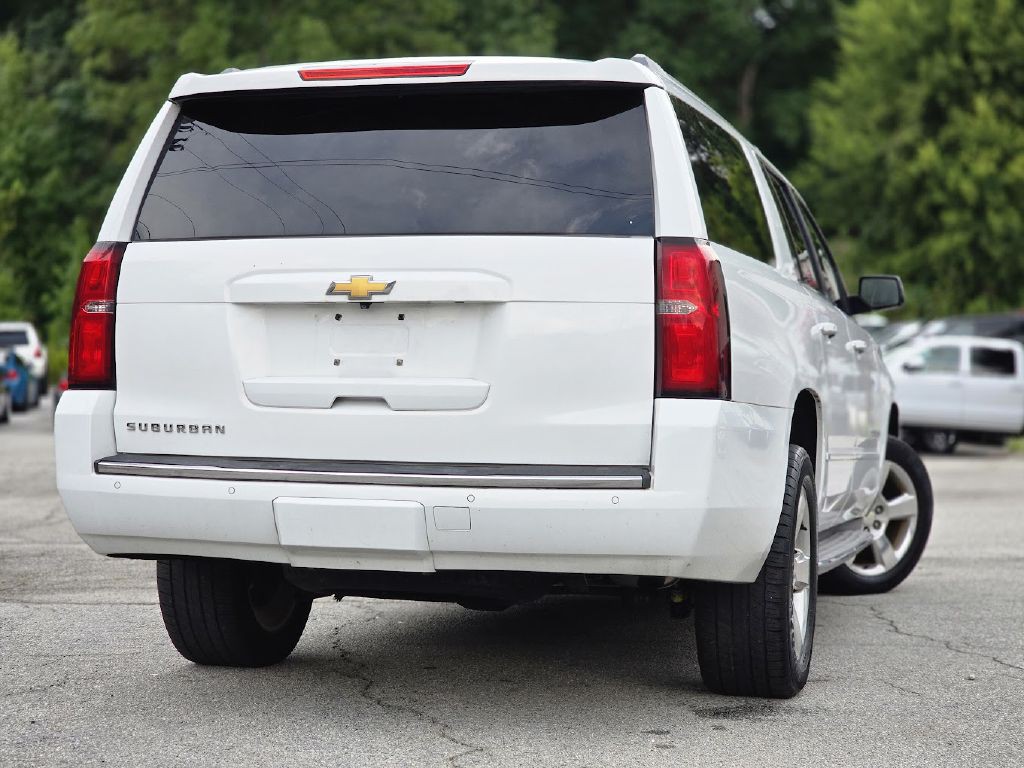 2015 Chevrolet Suburban Image 3