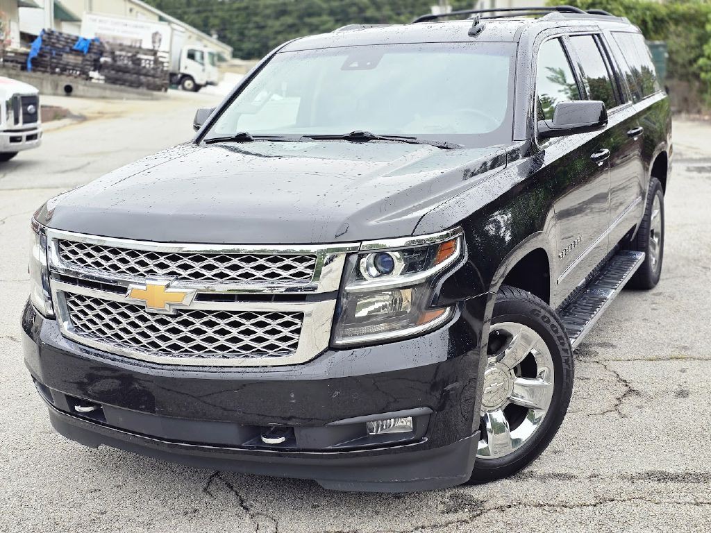2016 Chevrolet Suburban Image 2