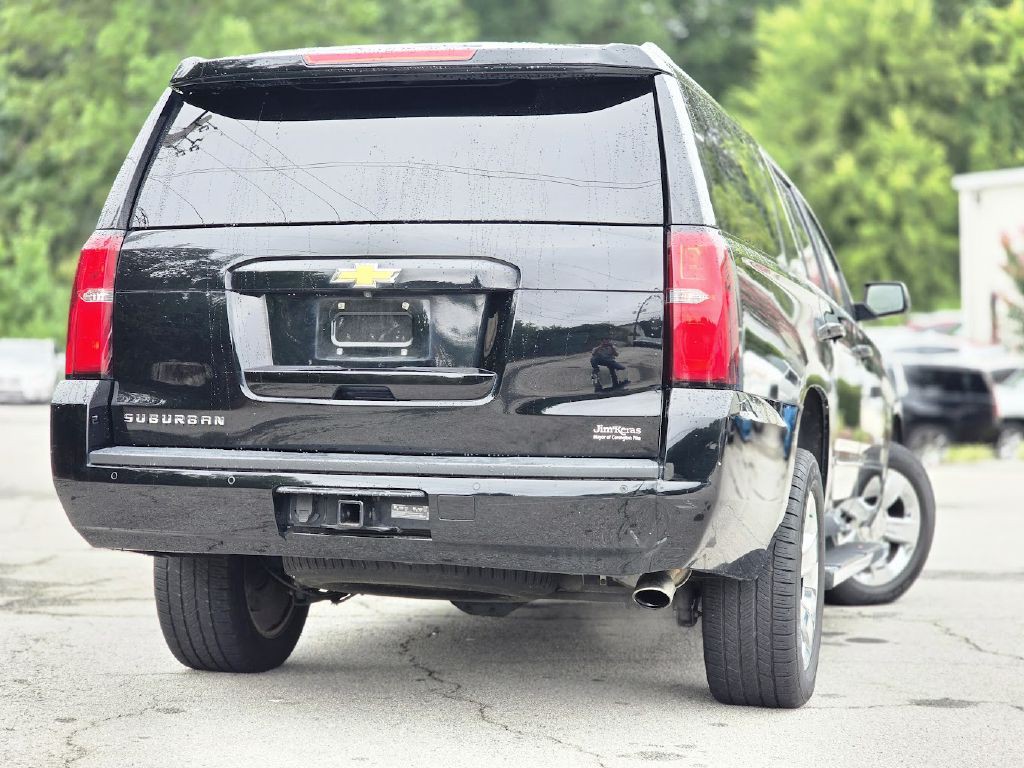 2016 Chevrolet Suburban Image 3