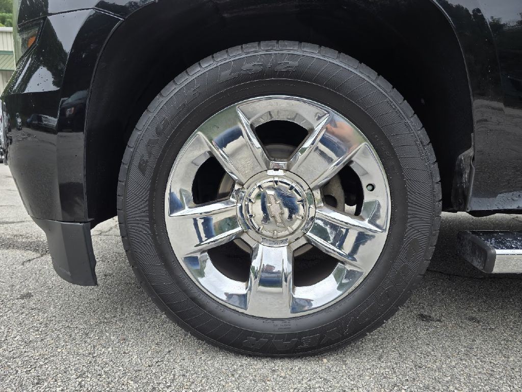 2016 Chevrolet Suburban Image 12
