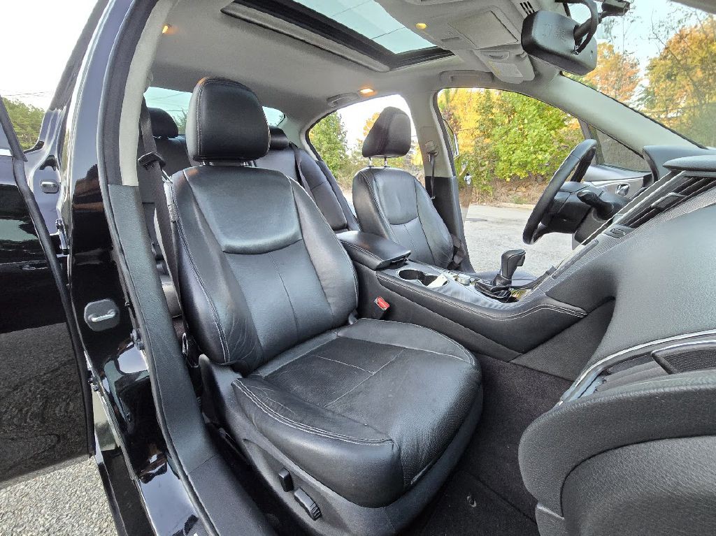 2015 INFINITI Q50 Image 30