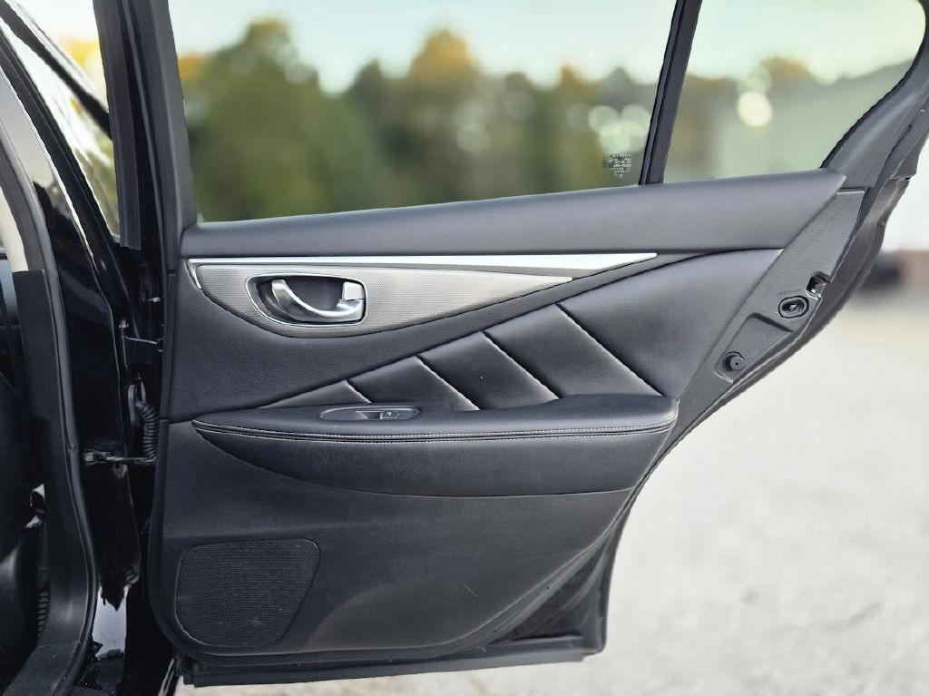 2015 INFINITI Q50 Image 32