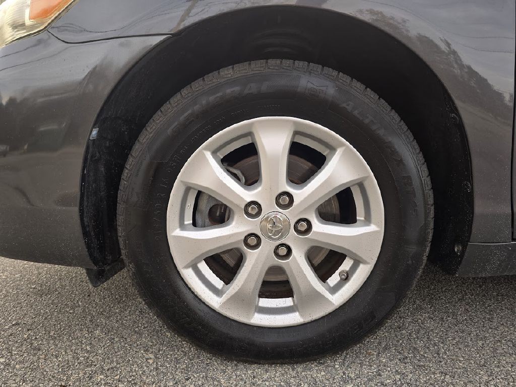 2011 Toyota Camry Image 13