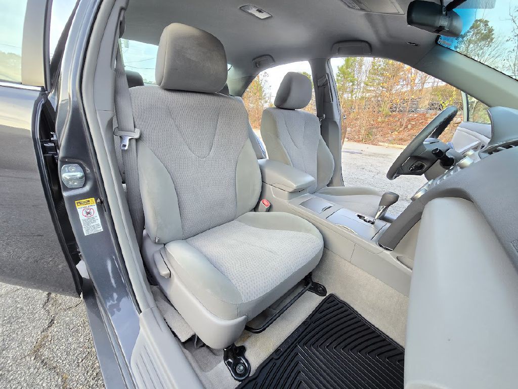 2011 Toyota Camry Image 23