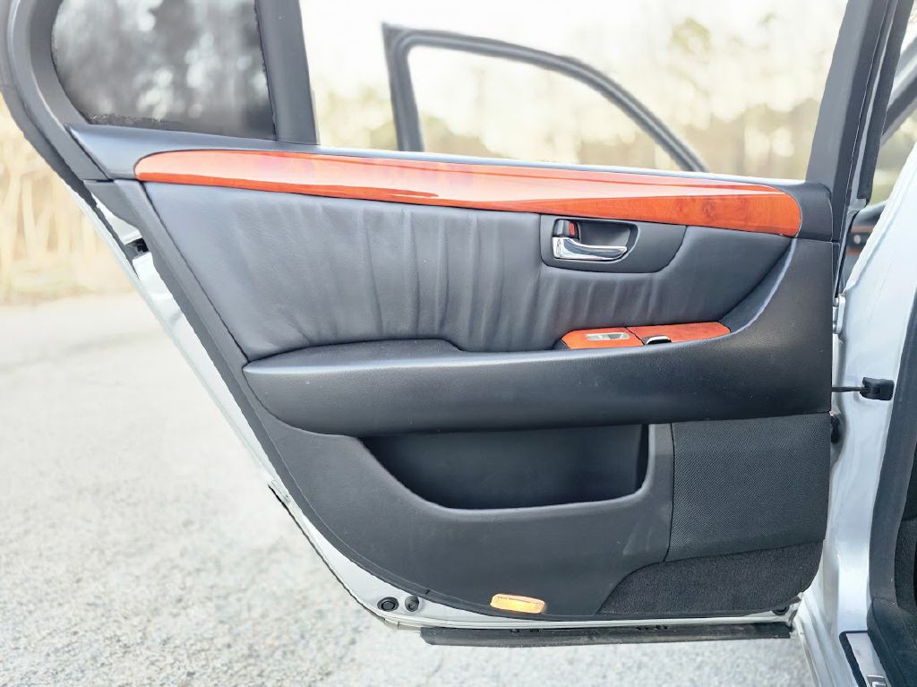 2004 Lexus LS 430 Image 30