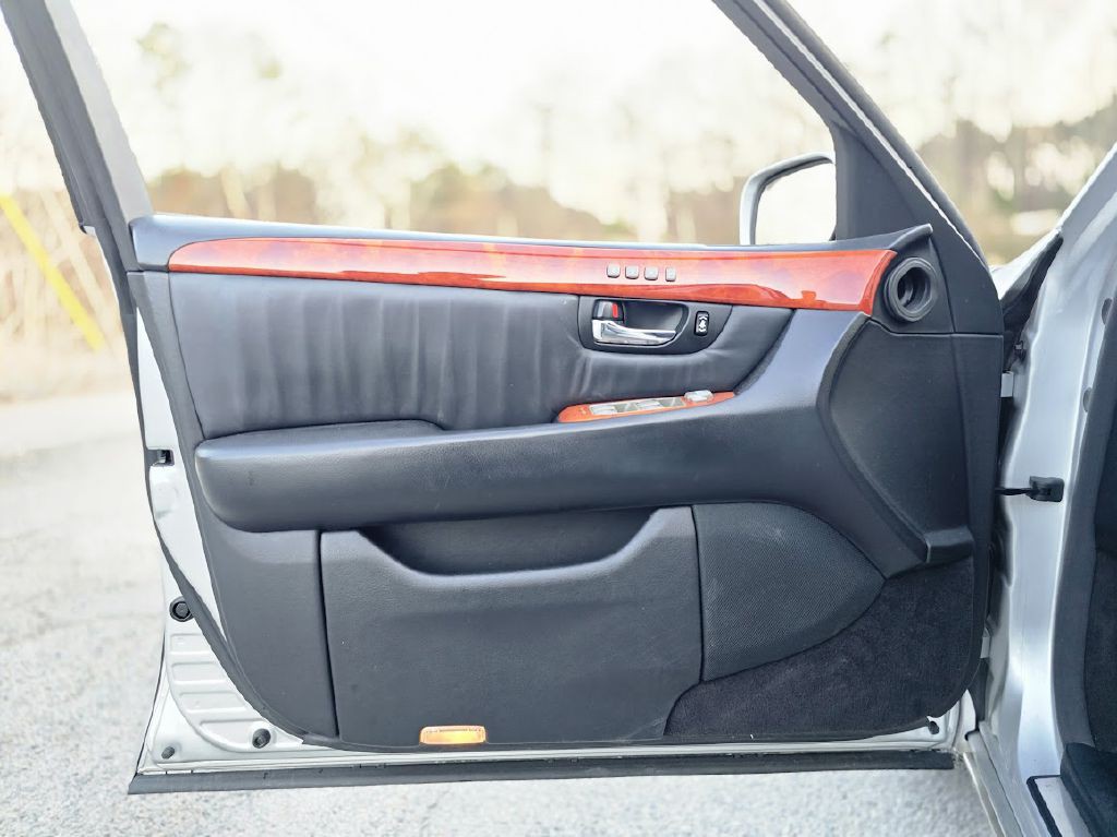 2004 Lexus LS 430 Image 31
