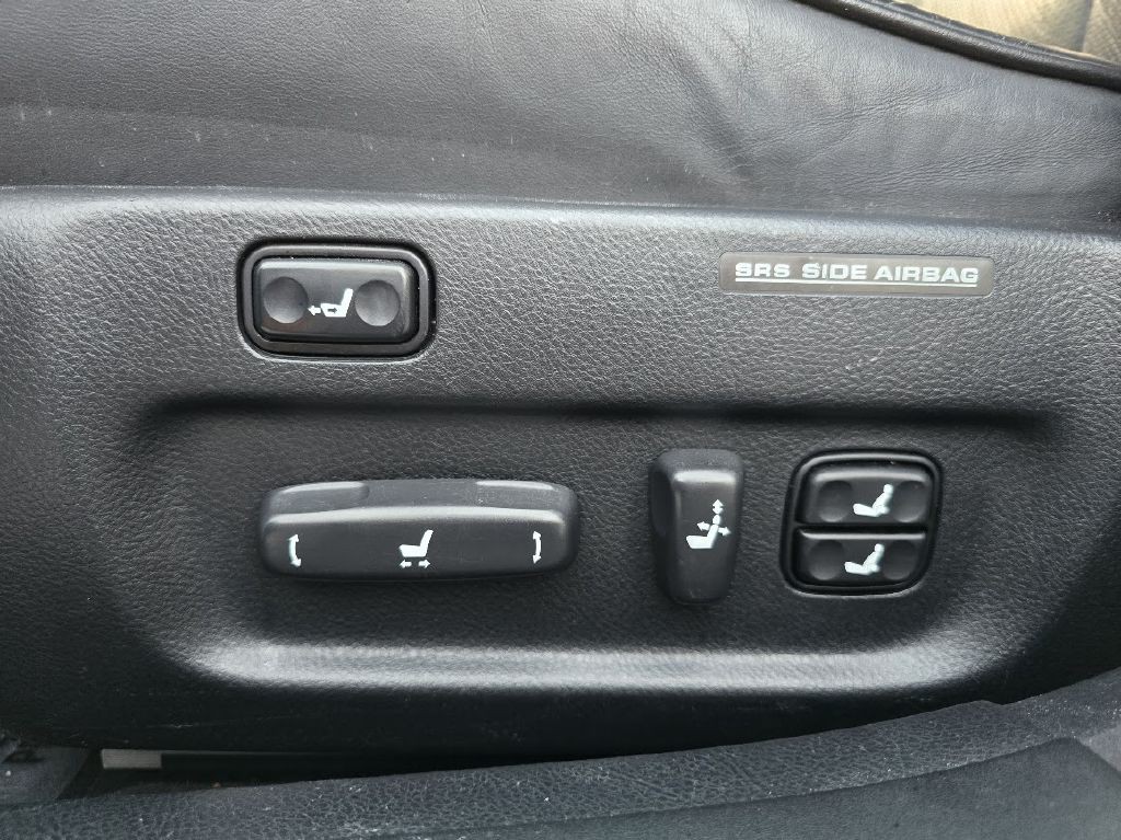 2004 Lexus LS 430 Image 32