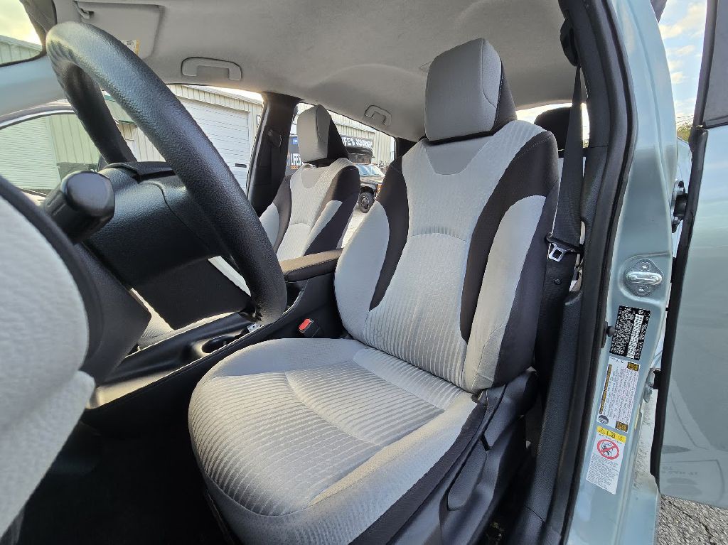 2017 Toyota Prius Image 19