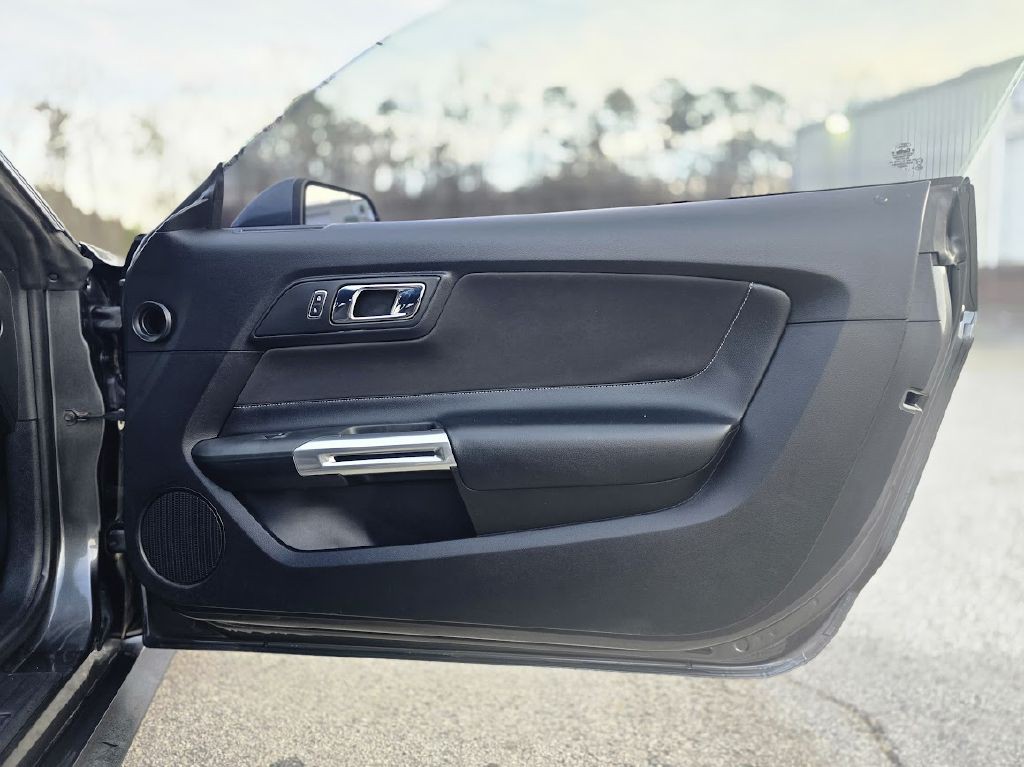 2017 Ford Mustang Image 25