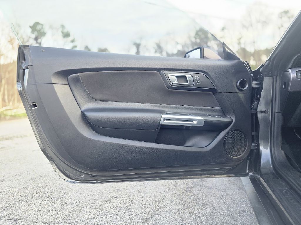 2017 Ford Mustang Image 26