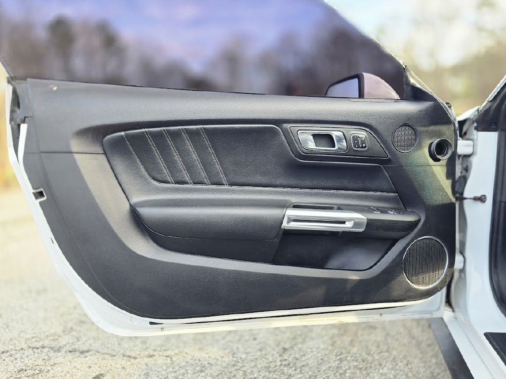 2017 Ford Mustang Image 34