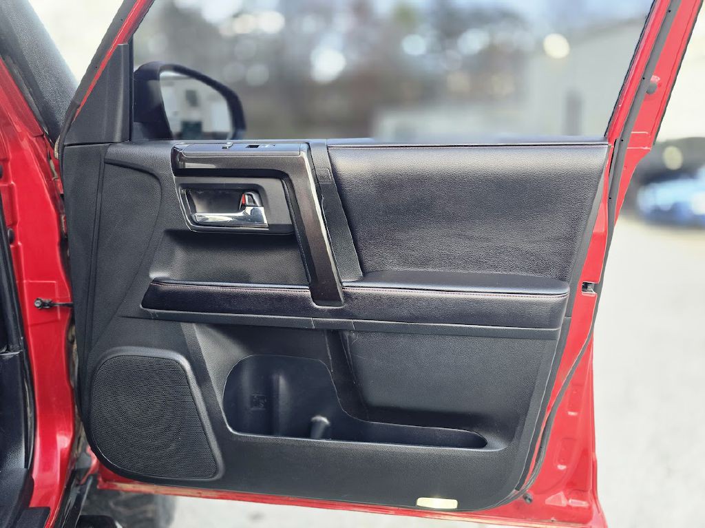 2016 Toyota 4Runner Image 33