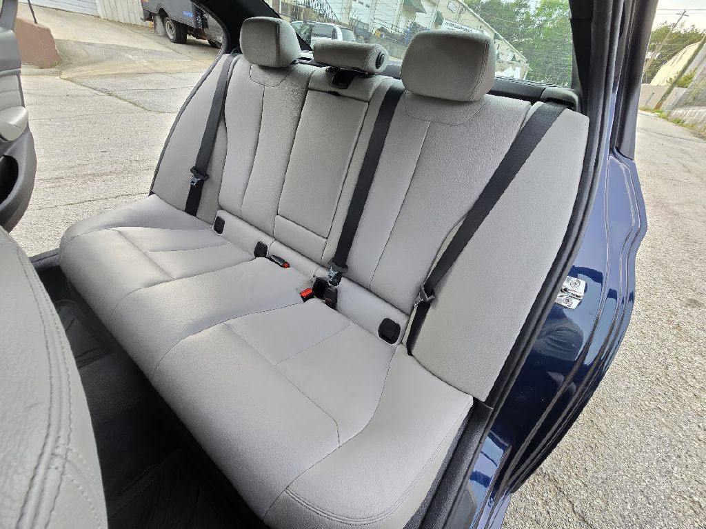 2012 BMW 3 Series Image 17