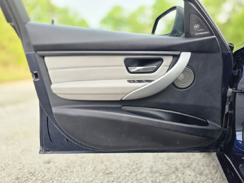 2012 BMW 3 Series Image 24