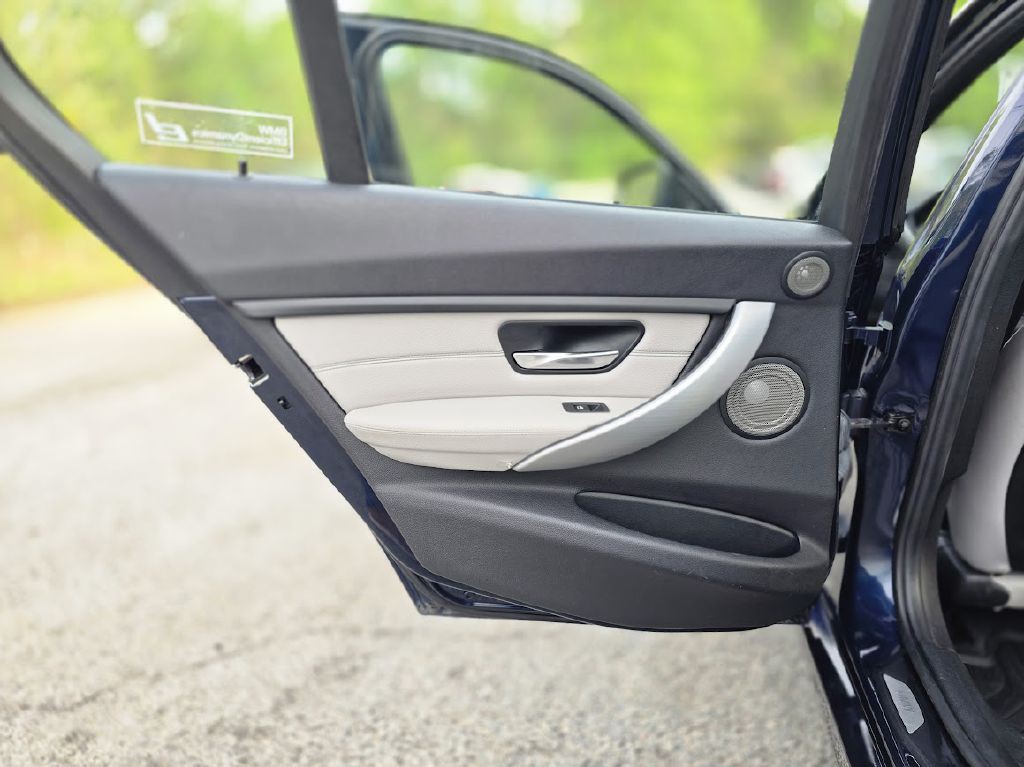 2012 BMW 3 Series Image 26