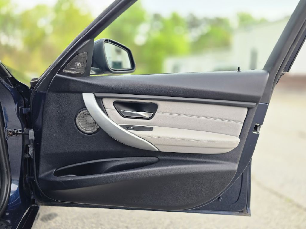 2012 BMW 3 Series Image 28