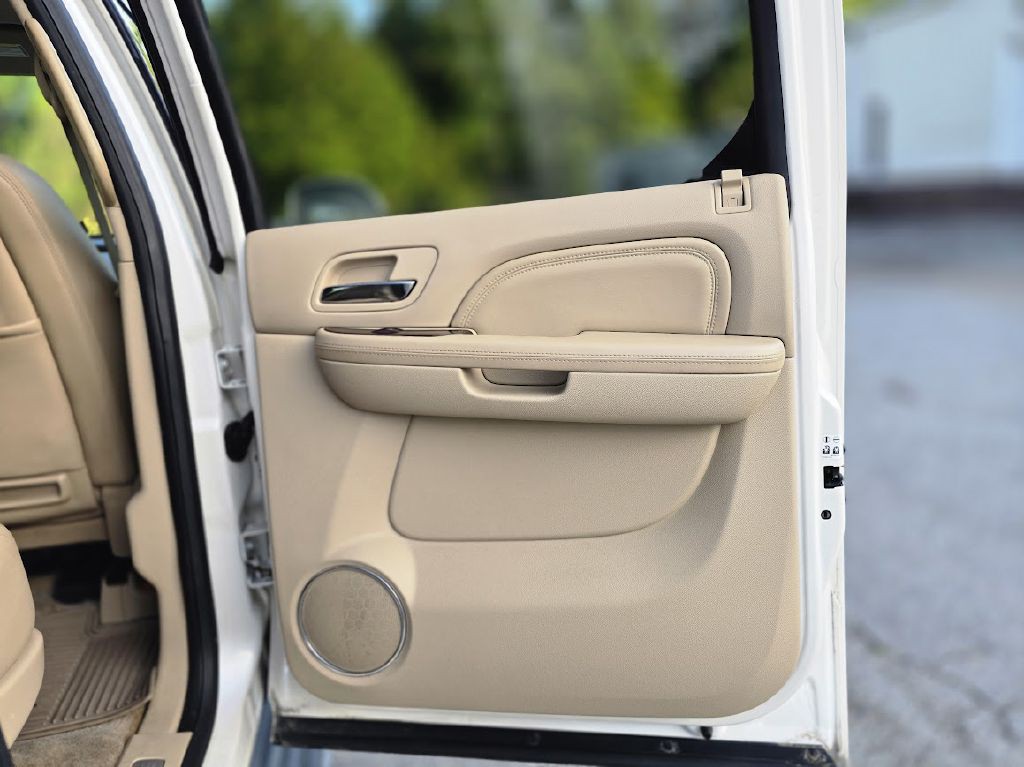 2013 Cadillac Escalade Image 32