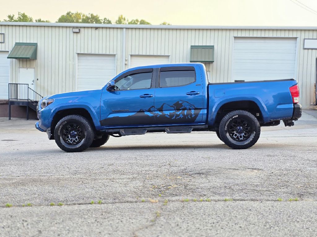 2017 Toyota Tacoma Image 4