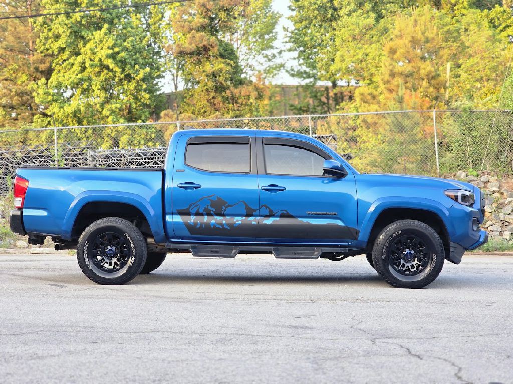 2017 Toyota Tacoma Image 9