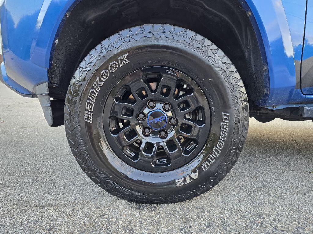 2017 Toyota Tacoma Image 12