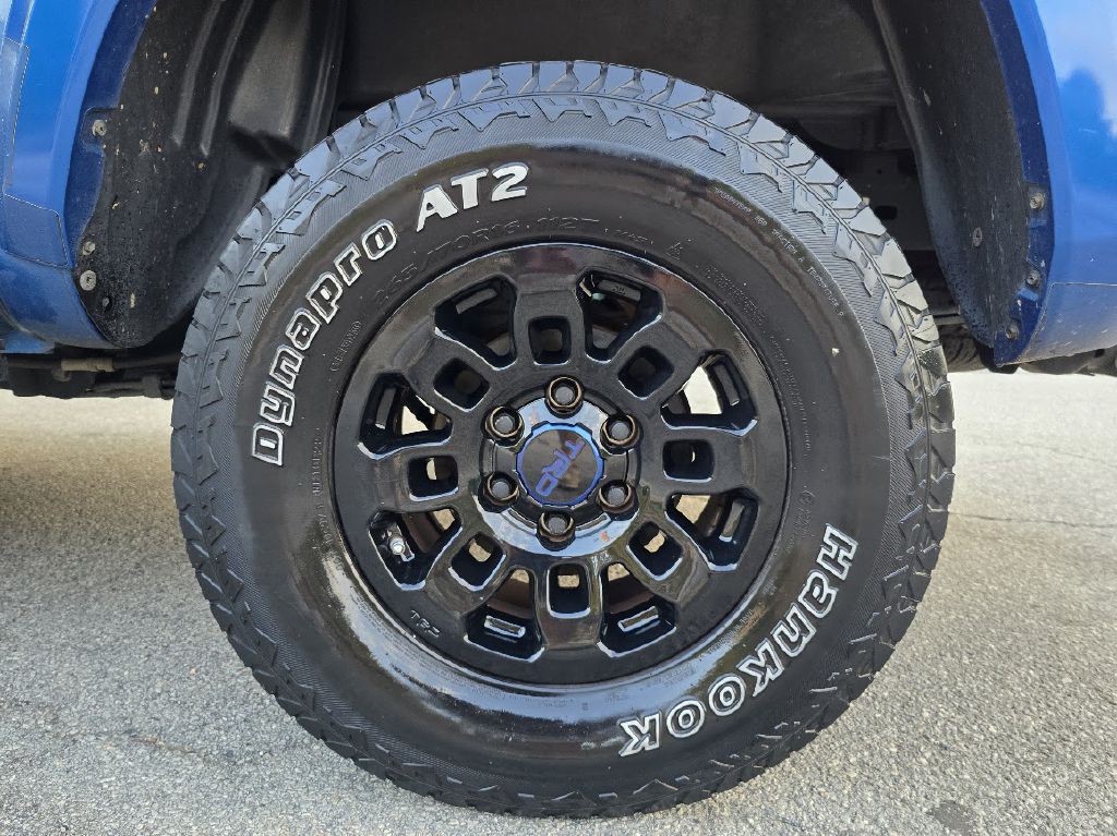 2017 Toyota Tacoma Image 13