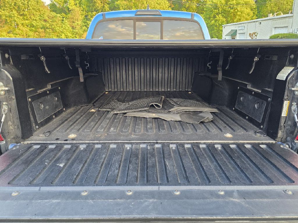 2017 Toyota Tacoma Image 14