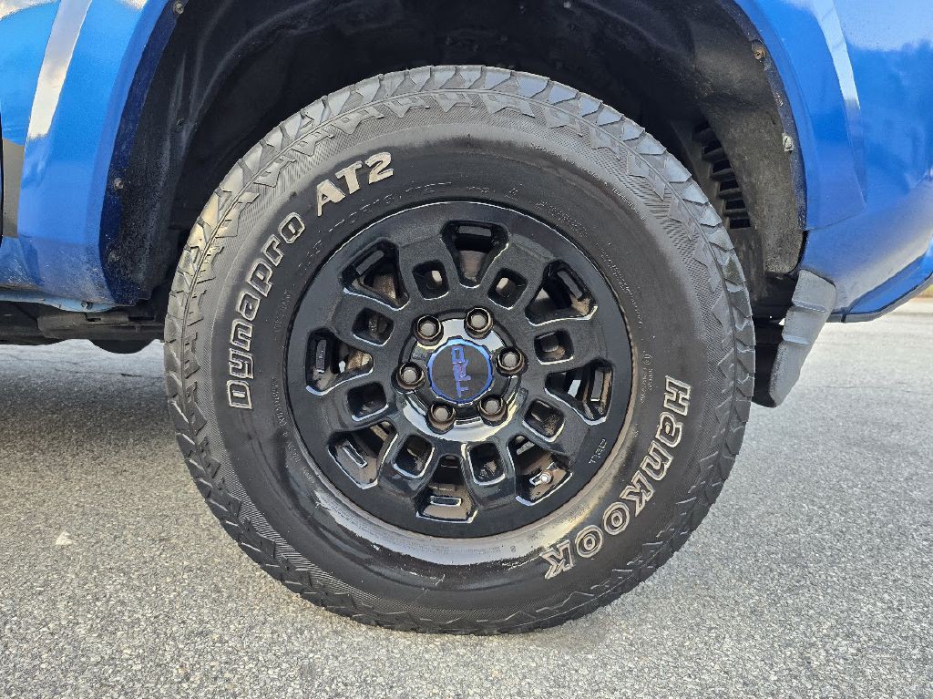 2017 Toyota Tacoma Image 16