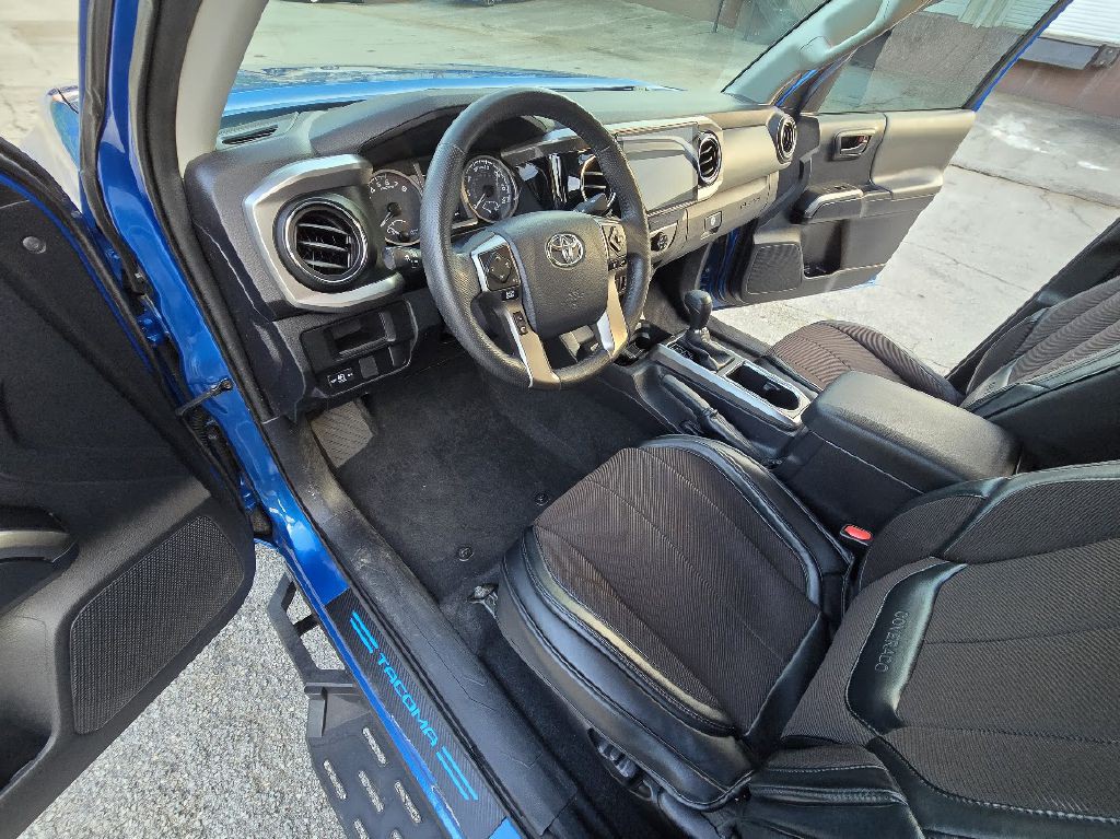 2017 Toyota Tacoma Image 17