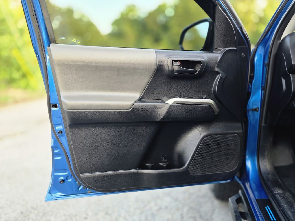 2017 Toyota Tacoma Image 19