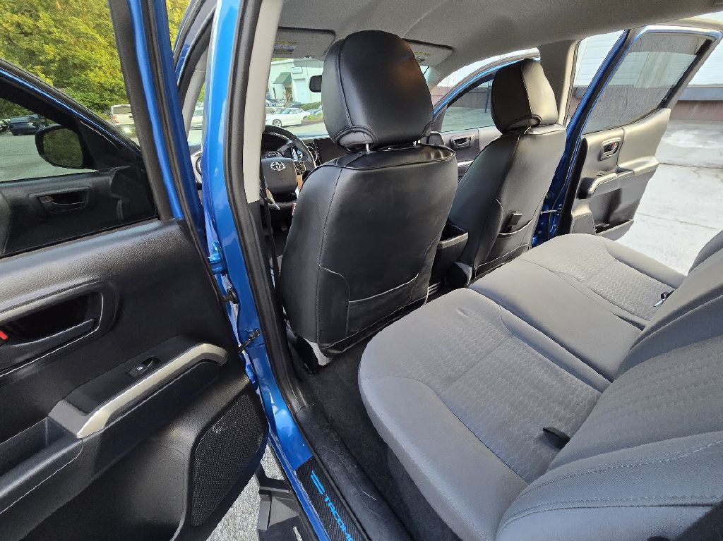 2017 Toyota Tacoma Image 20