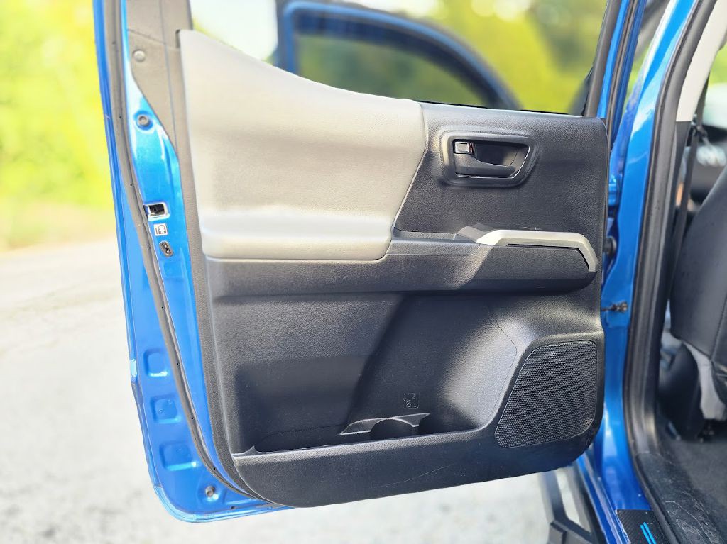 2017 Toyota Tacoma Image 21