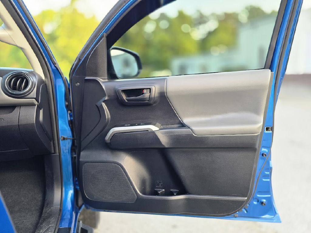 2017 Toyota Tacoma Image 28