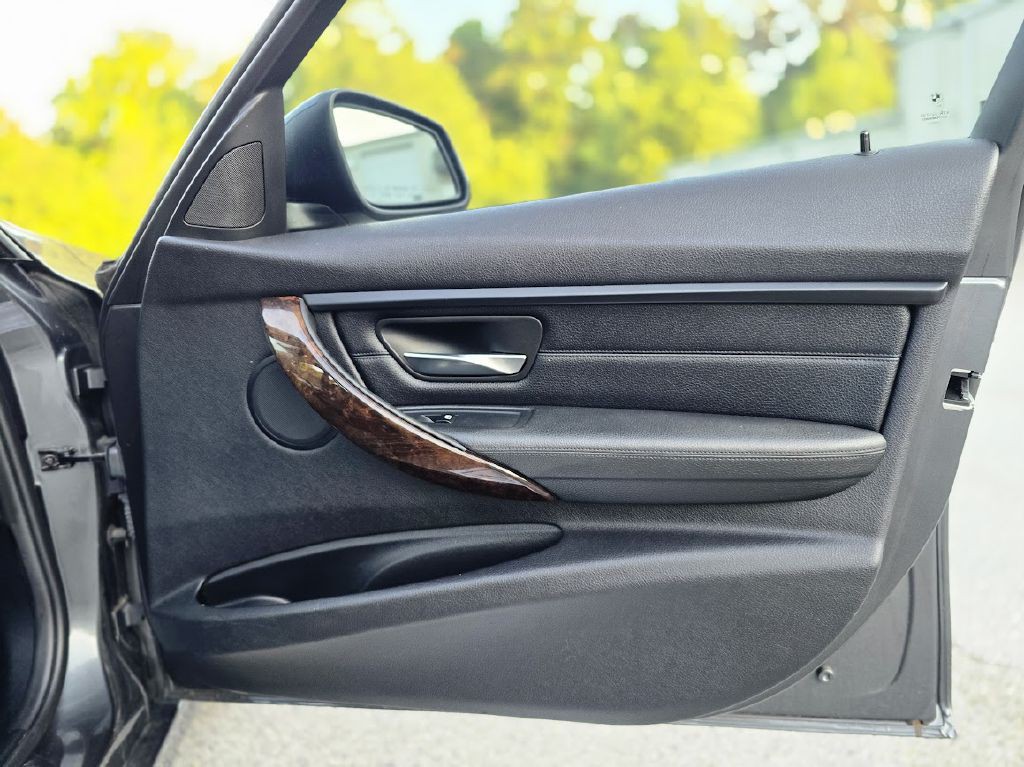 2015 BMW 3 Series Image 25