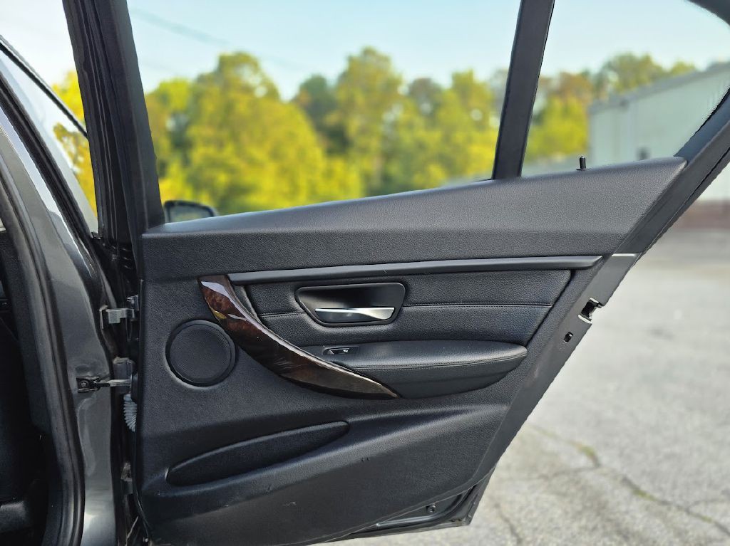 2015 BMW 3 Series Image 26