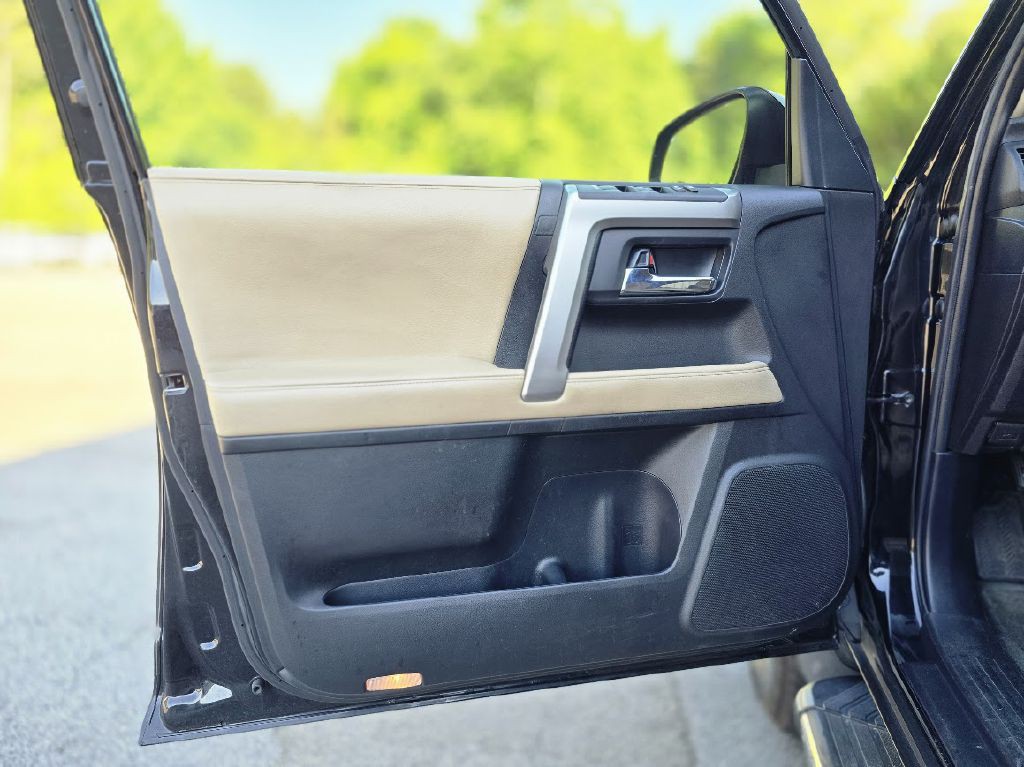 2016 Toyota 4Runner Image 32