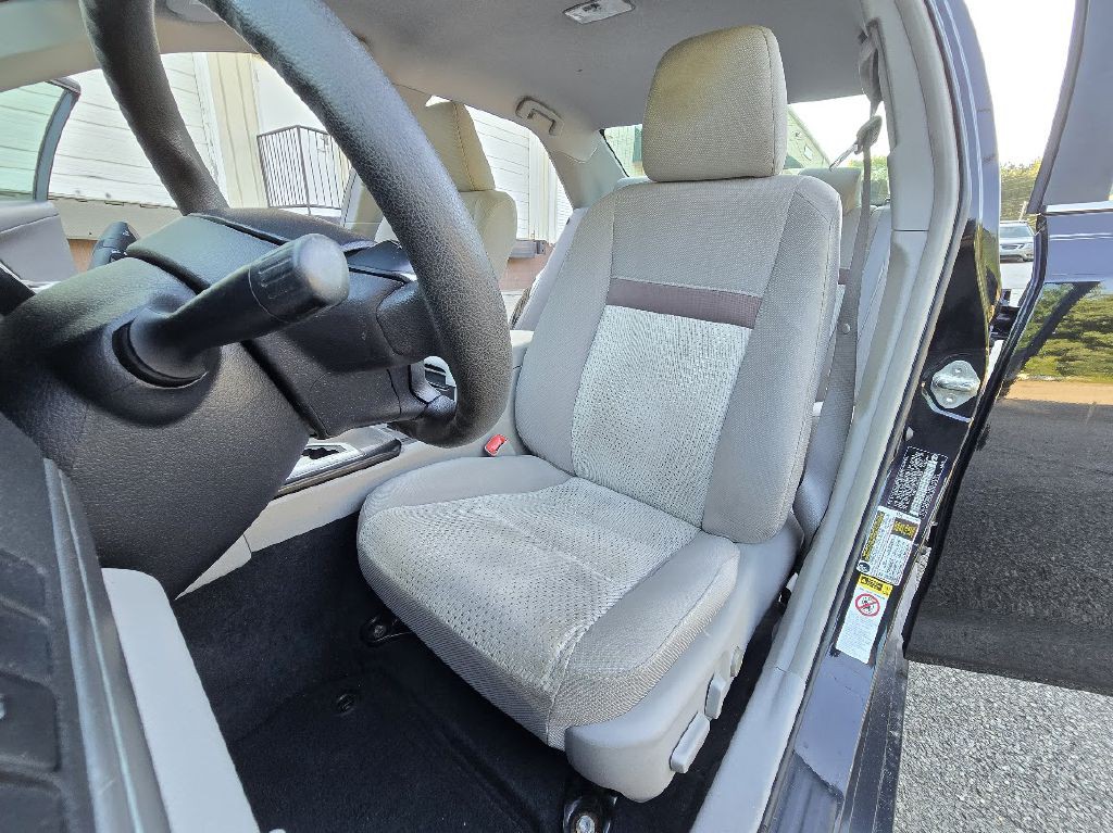 2013 Toyota Camry Image 17
