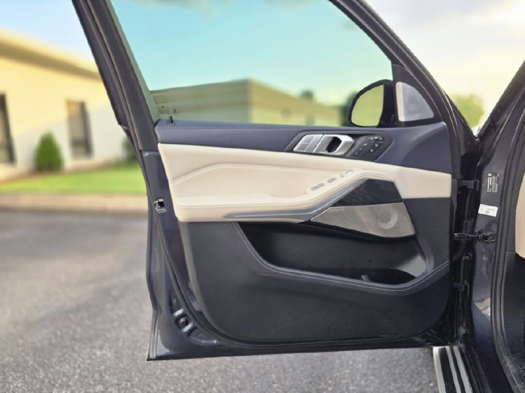 2019 BMW X7 Image 32