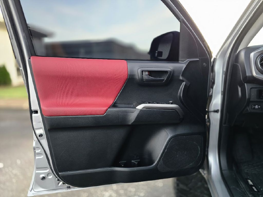 2018 Toyota Tacoma Image 36