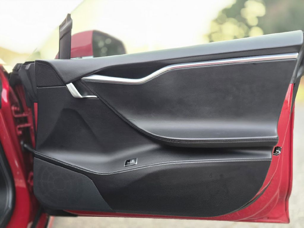 2016 Tesla Model S Image 32