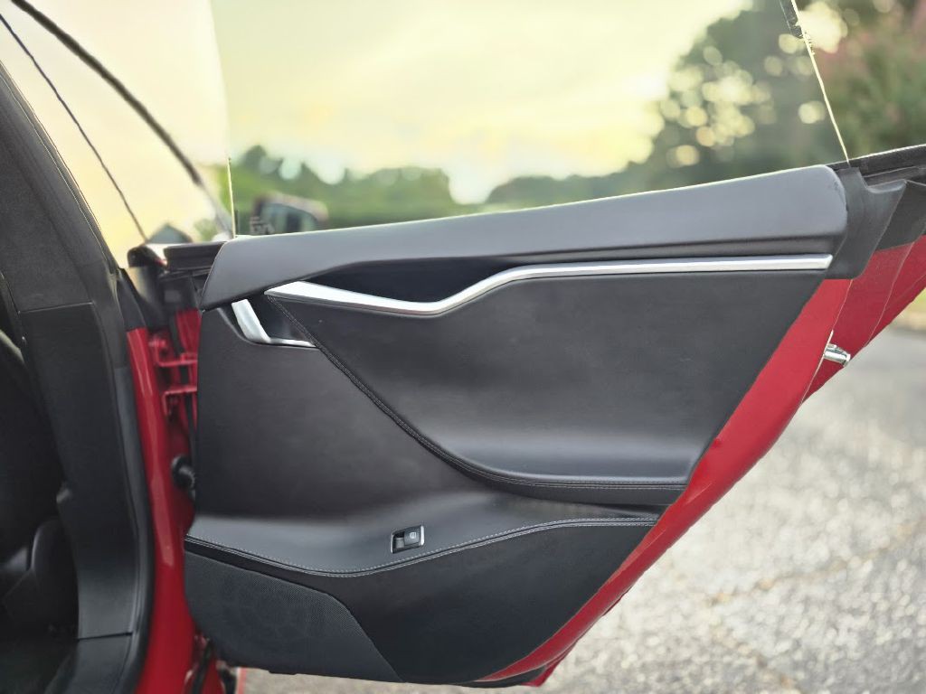 2016 Tesla Model S Image 33