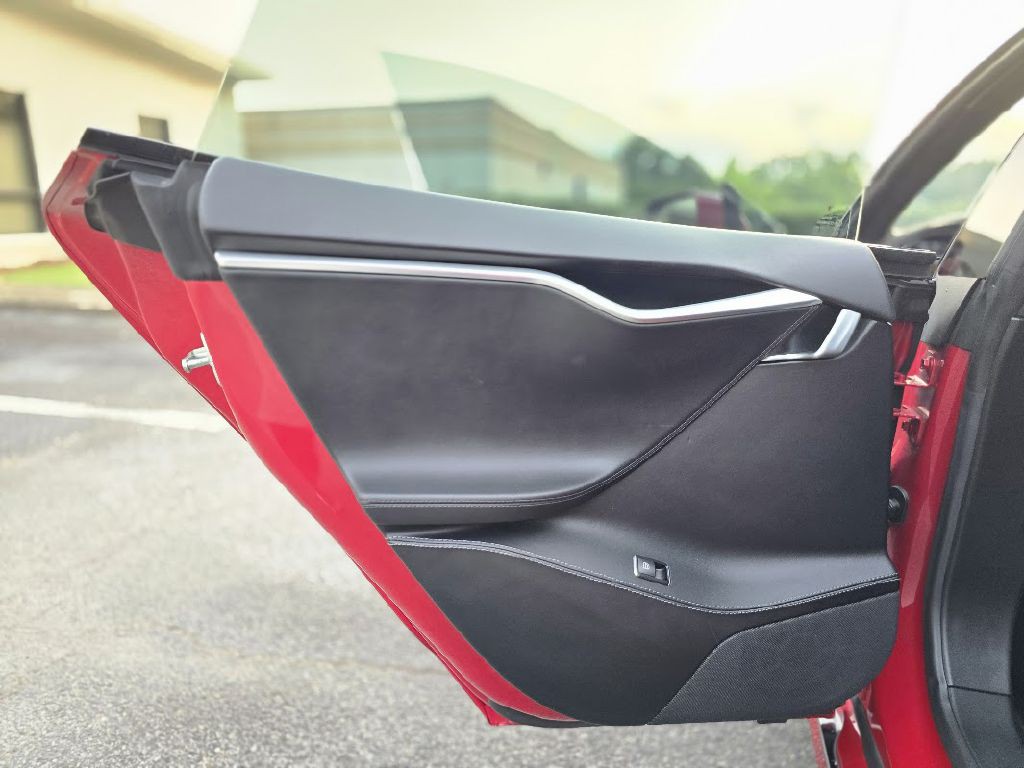 2016 Tesla Model S Image 34